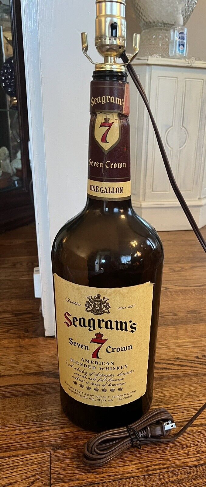 Vintage Seagram's 7 Whiskey 1 Gallon Bottle Lamp Works