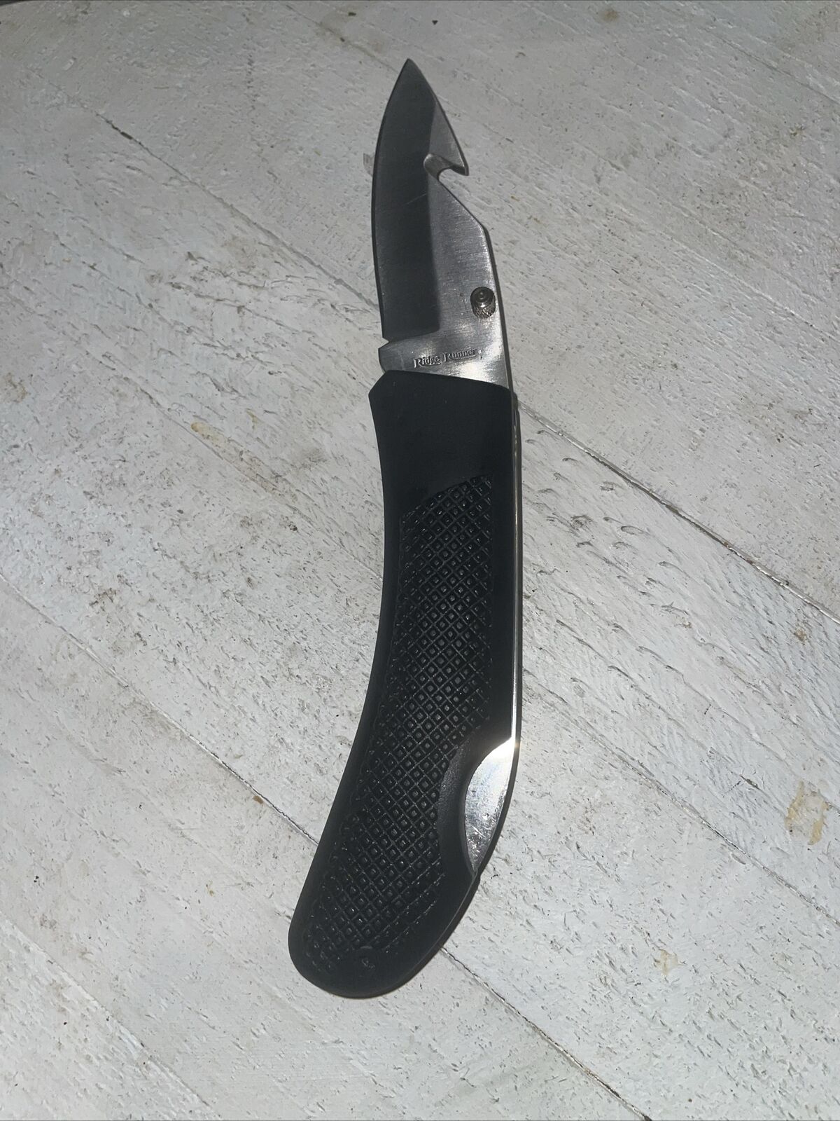 RIDGE RUNNER ~ GUT-HOOK KNIFE EASY TO GRIP RUBBERIZED HANDLE & CLASSIC FOLDING 