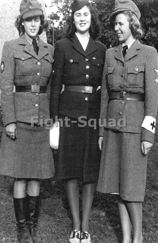 WW2 Picture Photo Woman German Soldiers in Uniform  3989