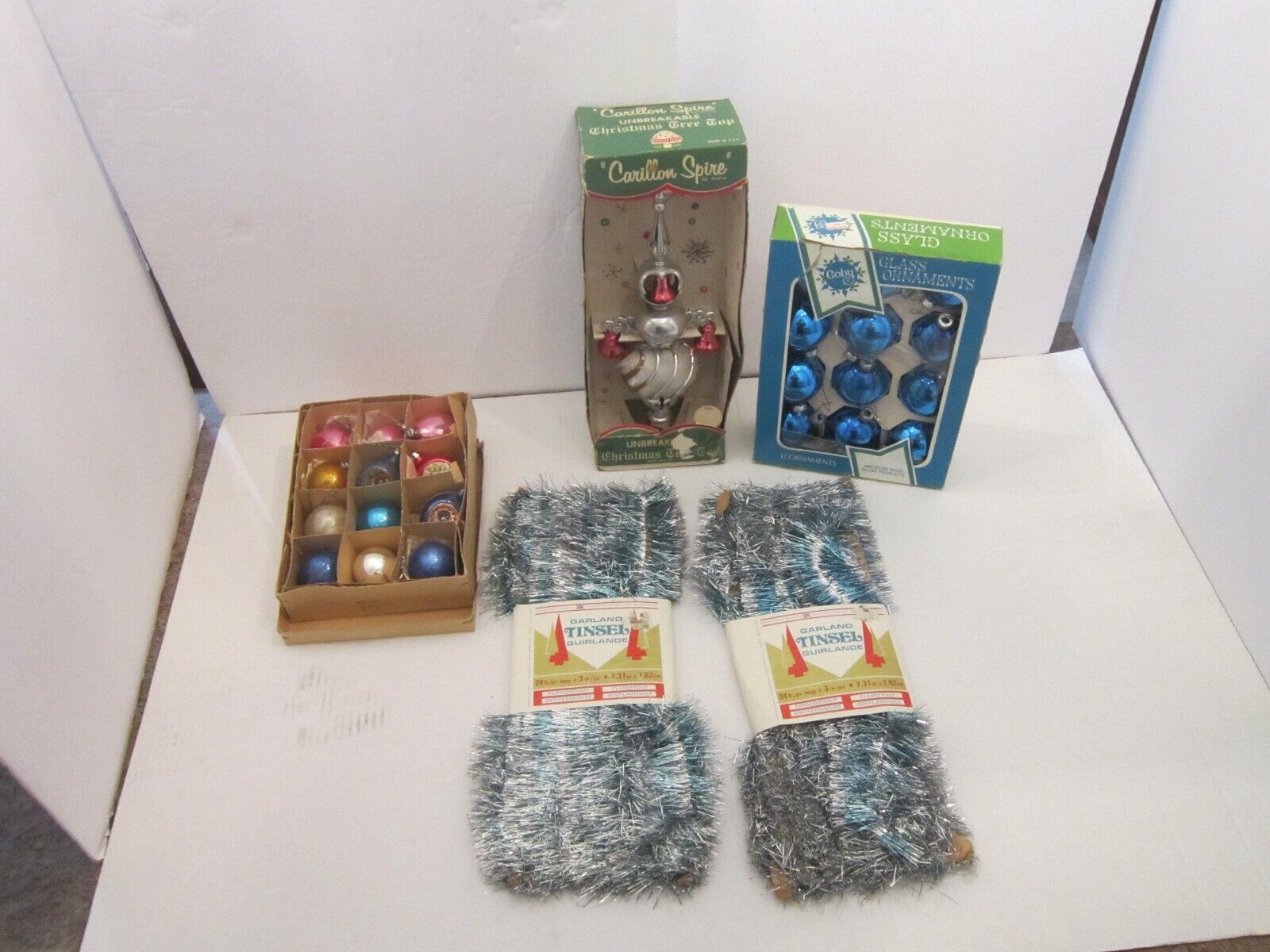 VTG LOT GARLAND TINSEL+COBY GLASS ORNAMENTS + CARILLON SPIRE CHRISTMAS TREE TOP