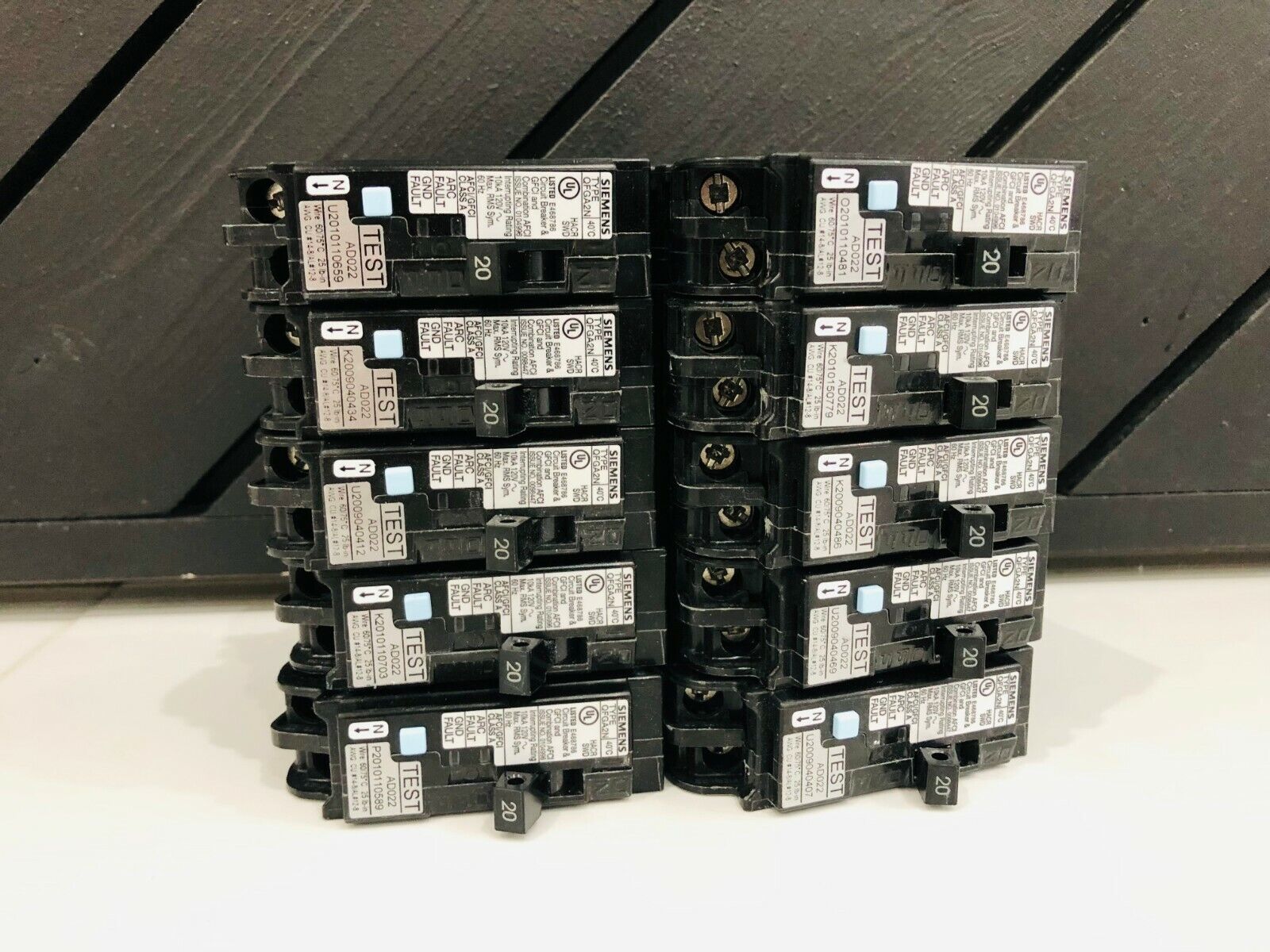 Pack of 10 Siemens Arc Fault Breaker Dual Function 20 A (Plug On-neutral)Q120DFN
