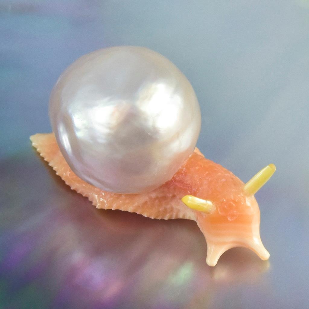 South Sea Baroque Pearl & Carved Apricot Syrix Trumpet Shell Snail Design 7.20 g