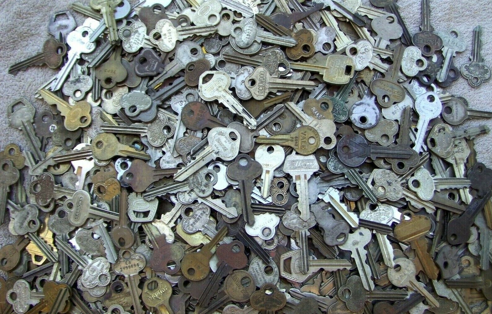 Lot of (20) old  - vintage - antique keys