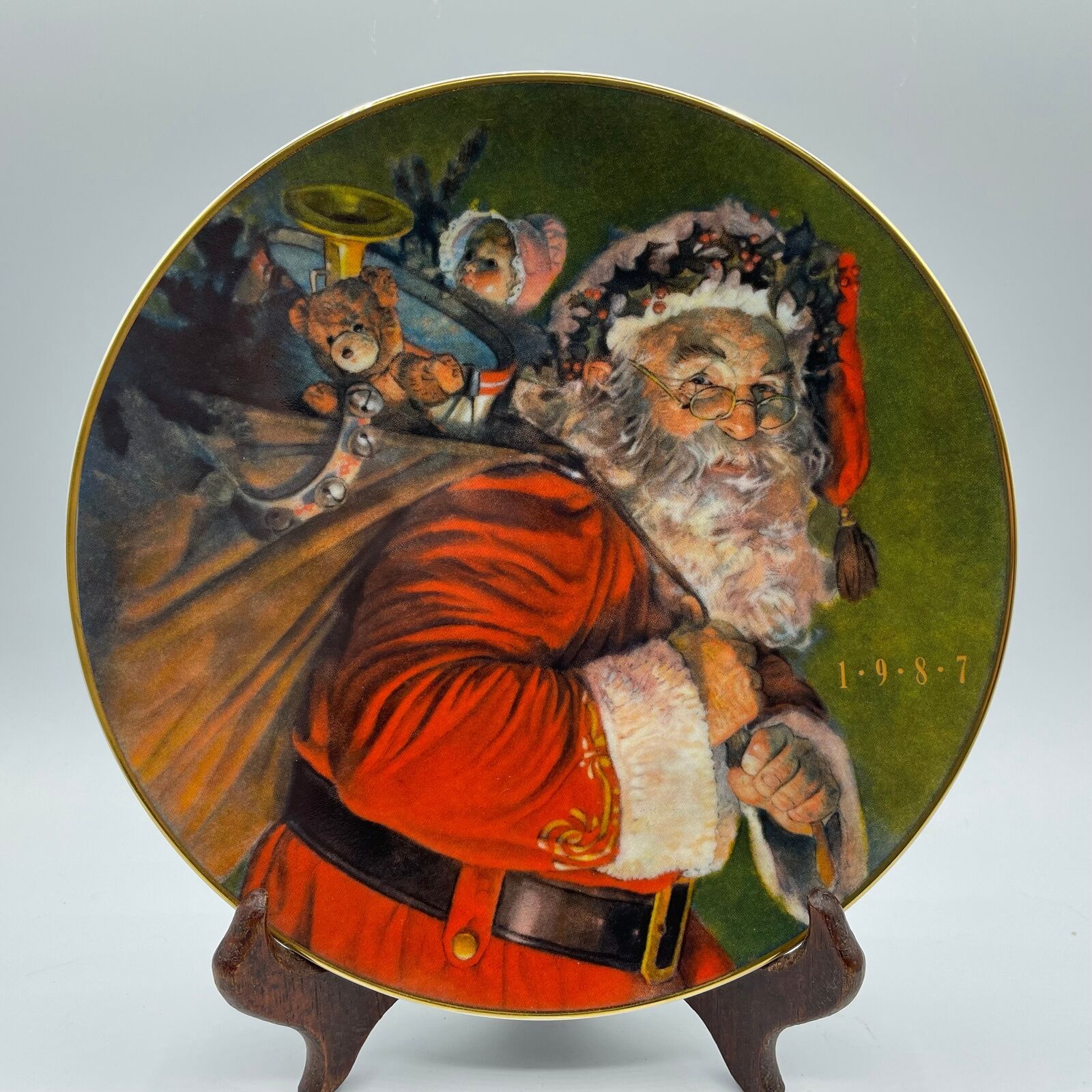 1987 Avon Christmas Collectors Plate The Magic that Santa Brings