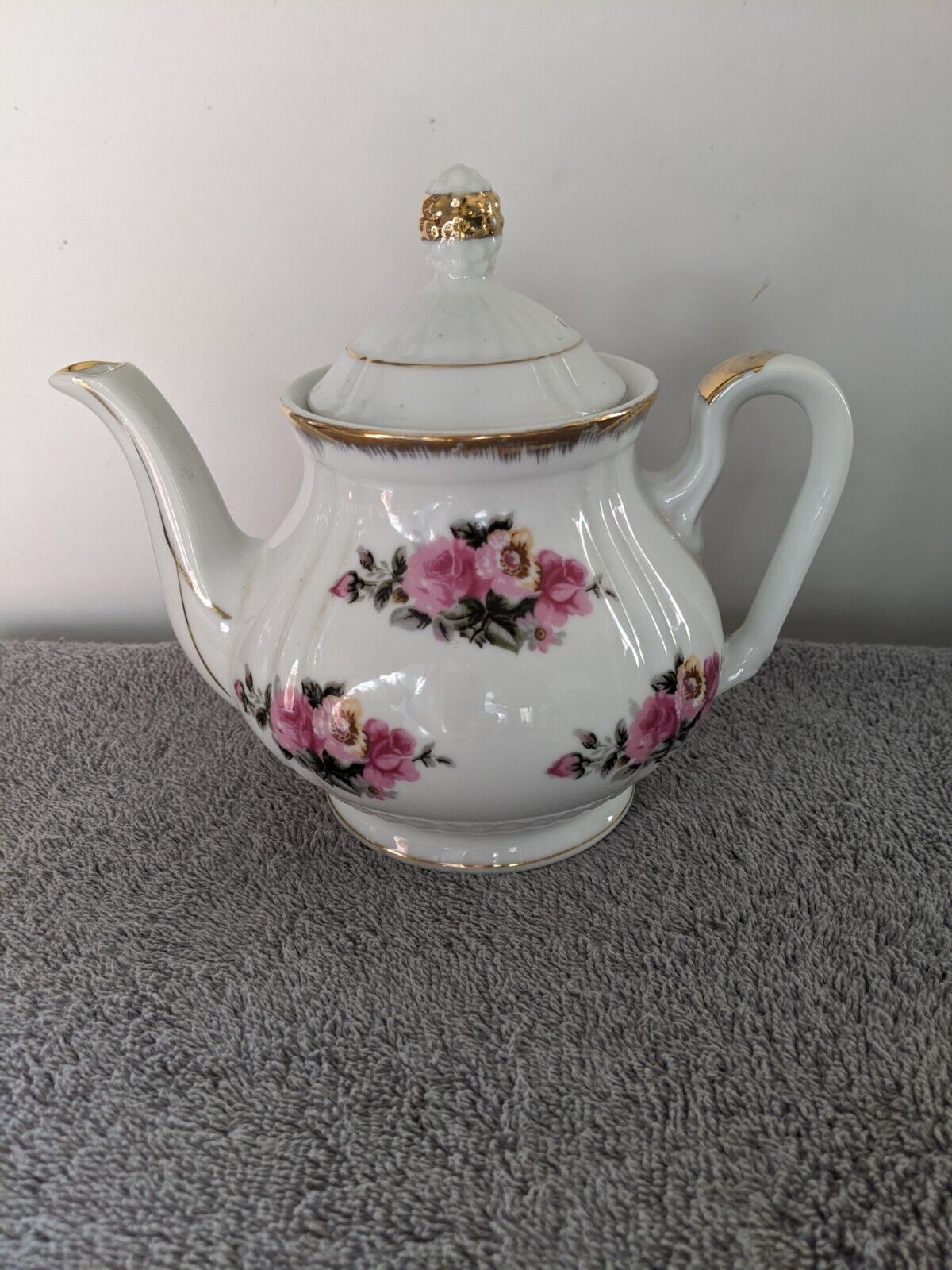 Vintage Porcelain Tea Pot With Lid. Floral Design. Pre-owned.