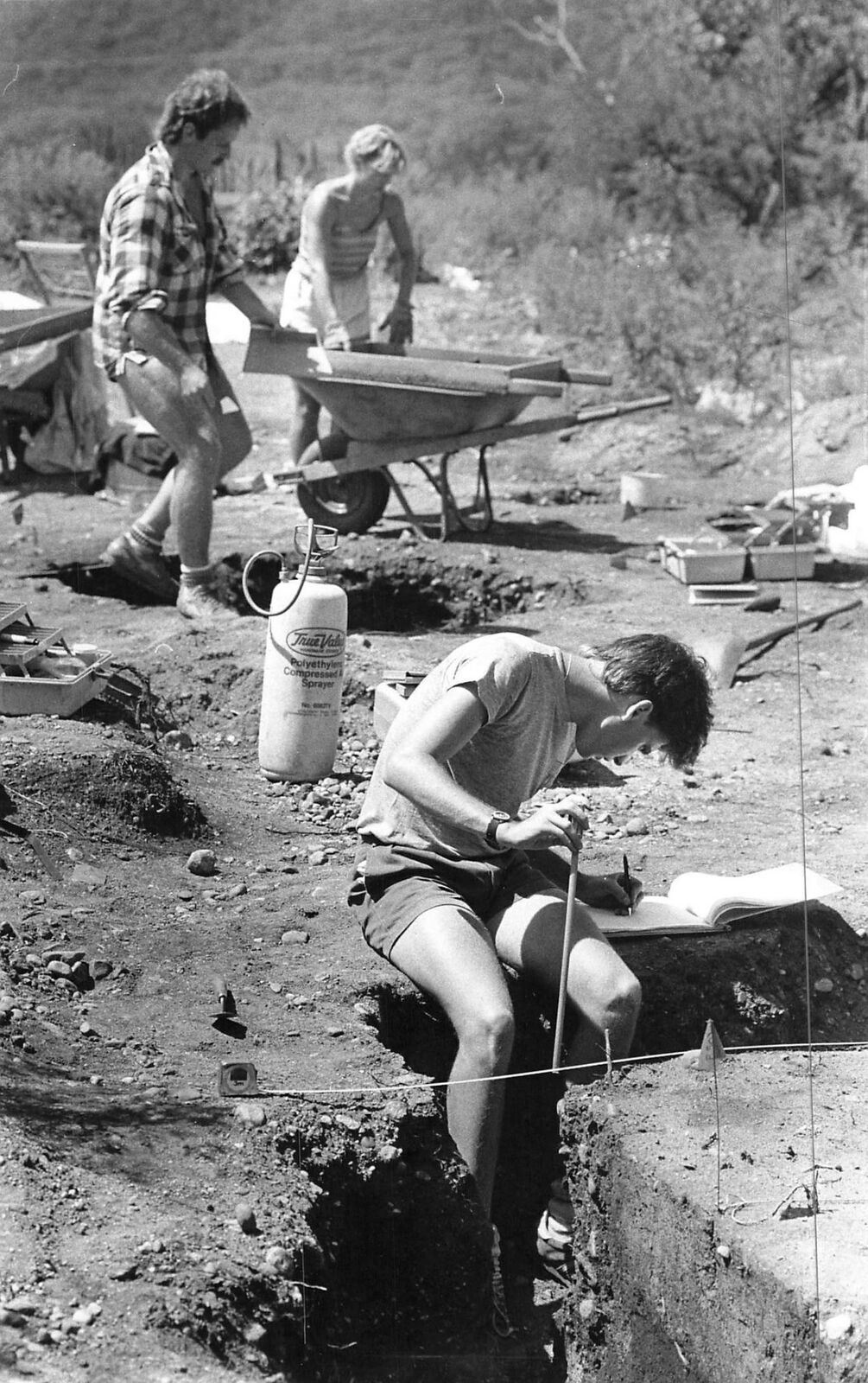 1984 Press Photo Minneapolis Tribune Archeology Archeologist maps Excavation kg