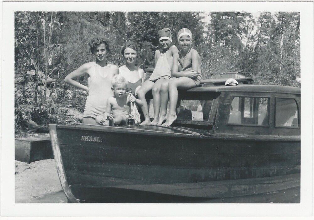 Women & Kids on Wood Motorboat Boat River 1940s Vintage Transportation Snapshot