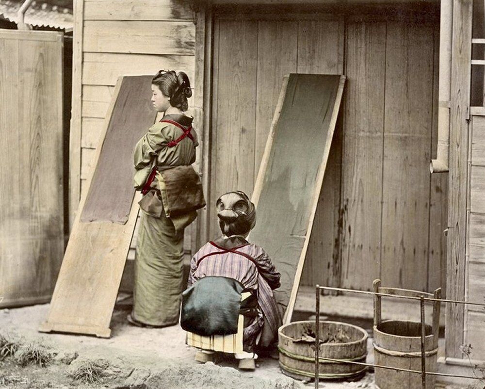 1880s  JAPAN - GIRLS DOING WASH Photo  (222-D) 