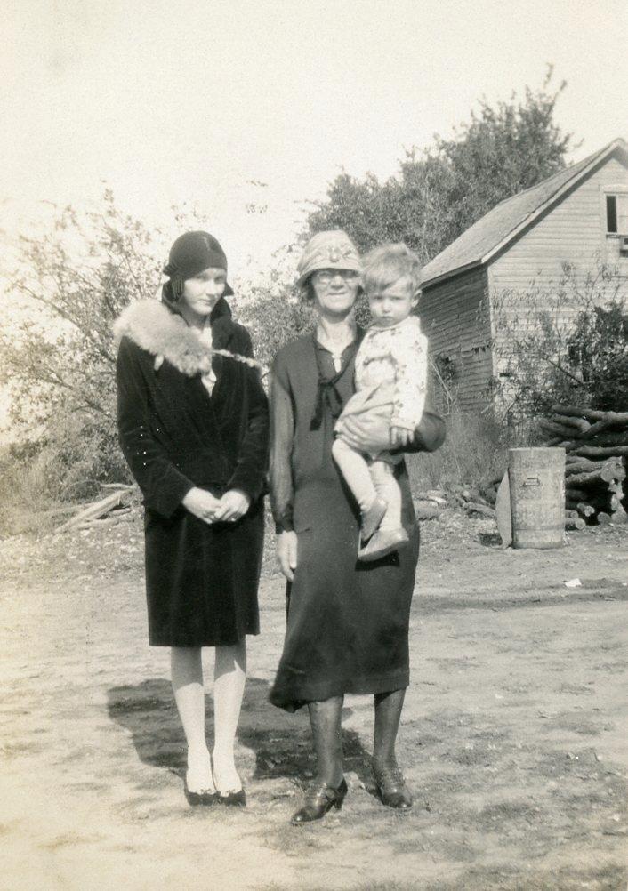 H282 Vtg Photo CLOCHE HATS, 1920\'s FAMILY POSE, BARREL, Kansas City MO
