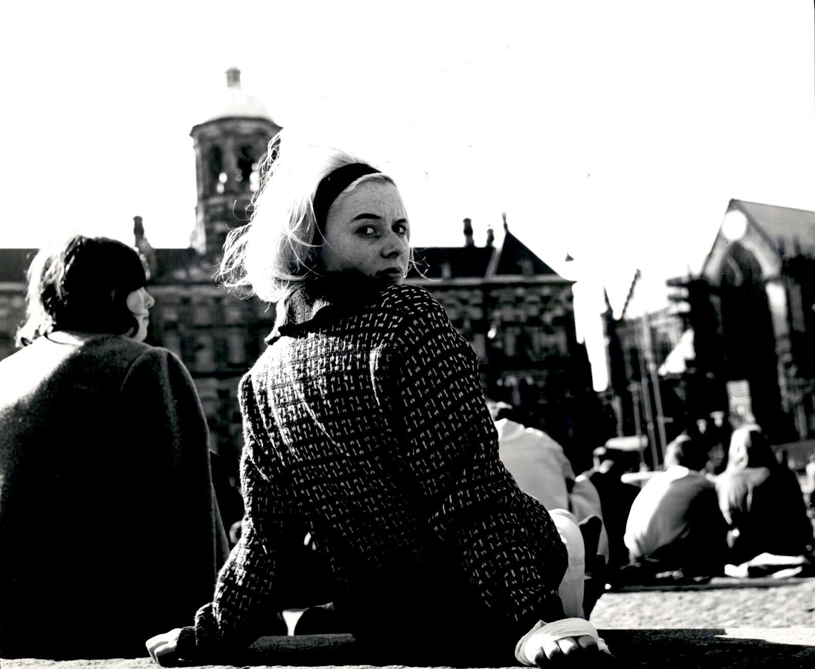 LV98 Original Photo PRETTY BLONDE DUTCH GIRL Surprised at Camera Amsterdam Scene