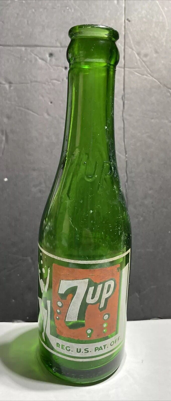 7up Acl Soda Bottle 8 Bubble embossed neck. St Louis, Mo. Missouri