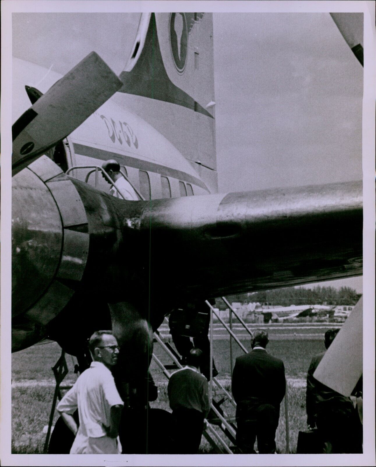LG860 1963 Original Bob East Photo MAN BOARIND PLANE Leaves for Venezuela DC-68