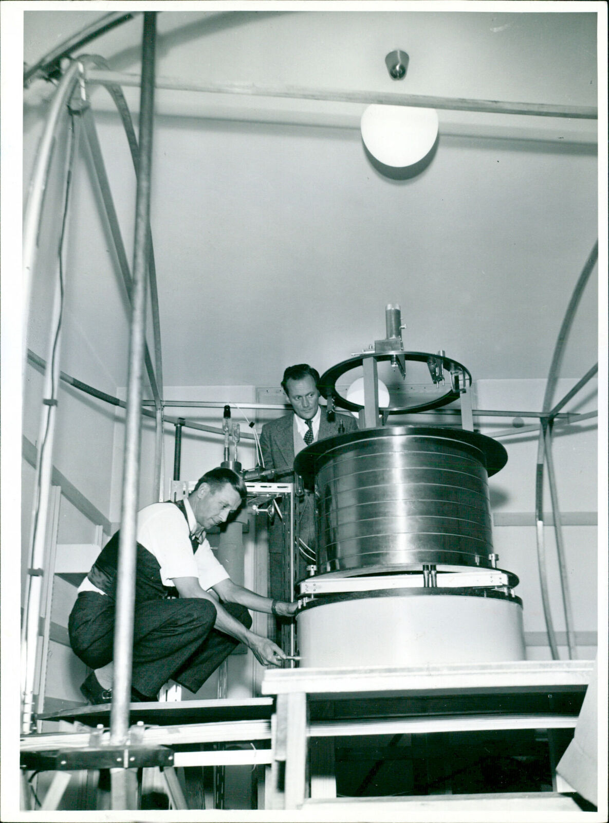 The electron spectrometer. - Vintage Photograph 2478651