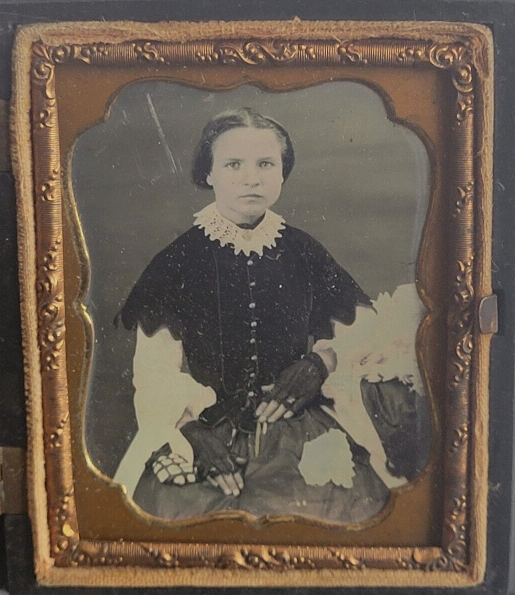 1850\'S 9TH DAGUERREOTYPE...BEAUTIFUL VERY ELEGANT YOUNG LADY IN UNION CASE