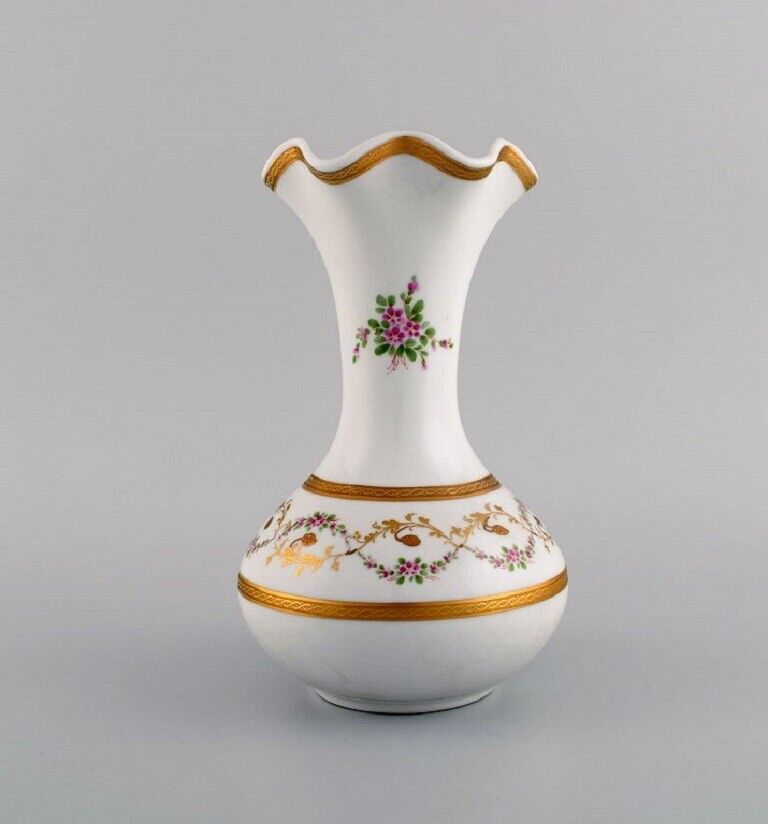 Limoges vase in hand-painted porcelain with floral and gold decoration. 1920\'s. 