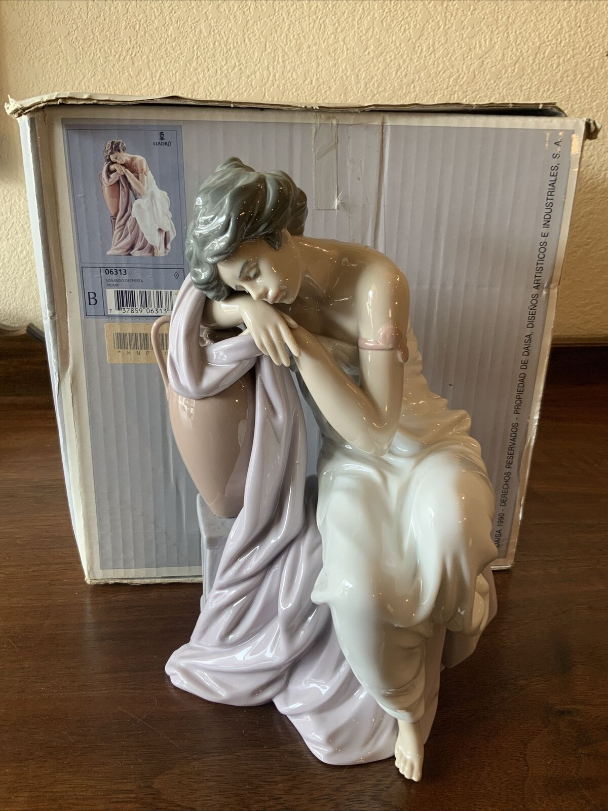 Lladro Large 10” Porcelain Figurine Young Women 06313 Lost in Dreams w/ Box