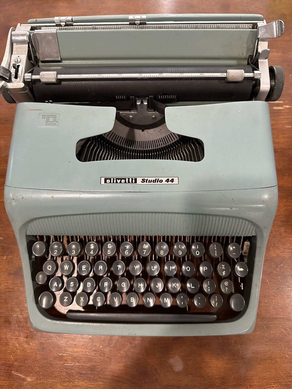 Vintage Underwood Olivetti Studio 44 Typewriter, 12x16x5in