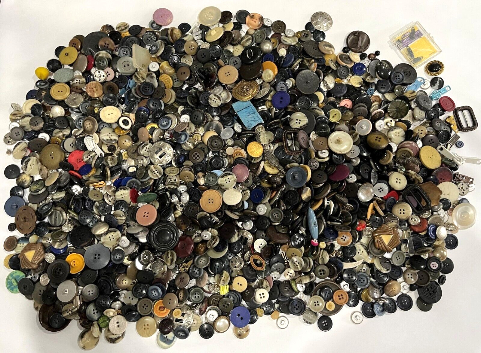 Lot of Mixed Assorted Replacement Alteration Shirts Buttons Zipper Puller (6LB)