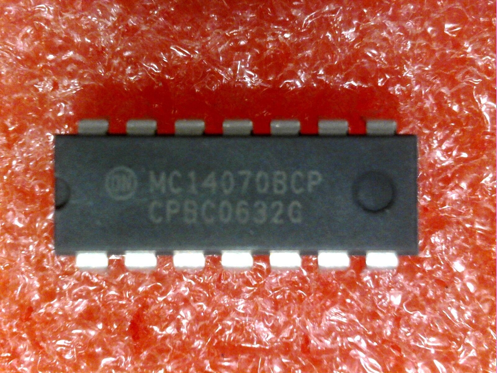 3 PCS ON SEMICONDUCTOR MC14070BCP QUAD EXCLUSIVE OR AND NOR GATES PDIP-14 \
