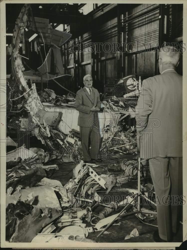 1961 Press Photo Bill Leonard reports on Boston airliner crash on CBS Reports