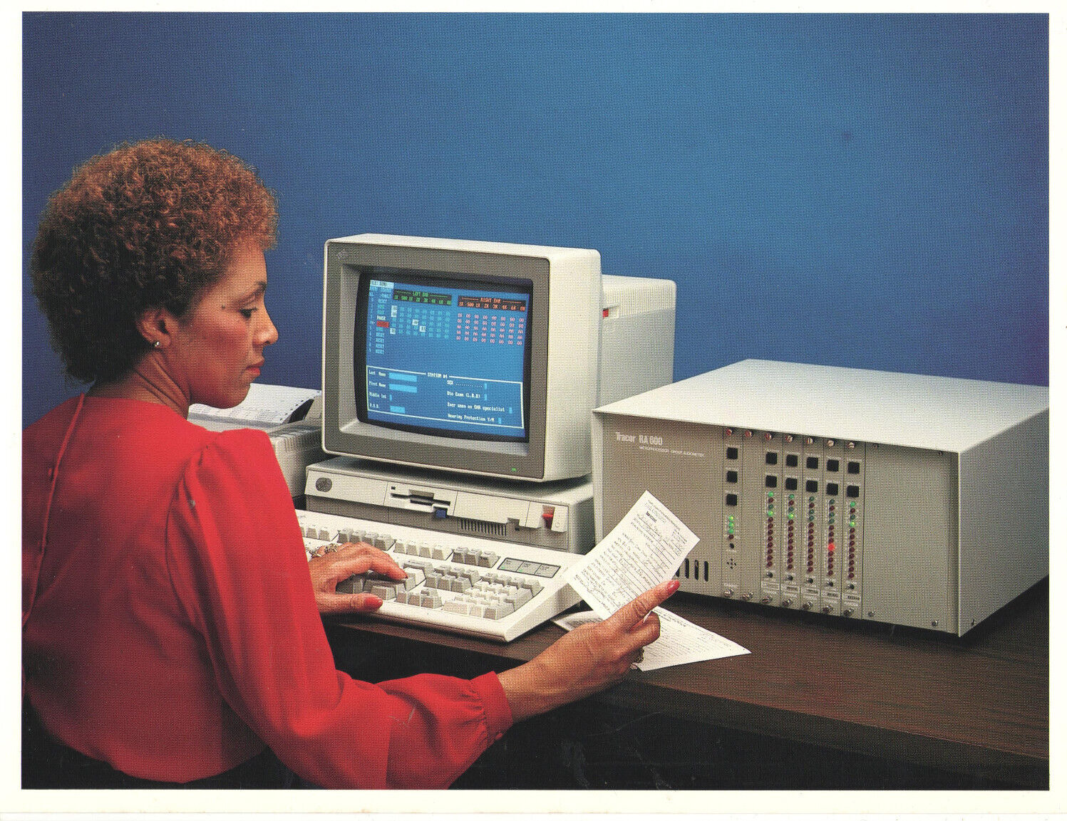 VINTAGE 1980s COLOR PHOTOGRAPH WOMAN USING EARLY IBM PERSONAL COMPUTER 8.5x11