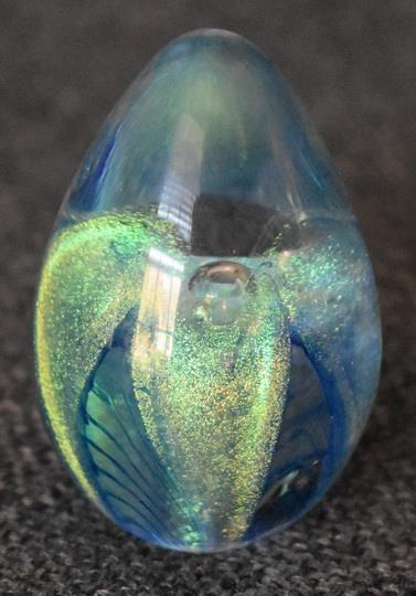 GORGEOUS GES GLASS EYE STUDIO IRRIDESCENT PAPERWEIGHT W BLUE FEATHER LIKE MOTIF