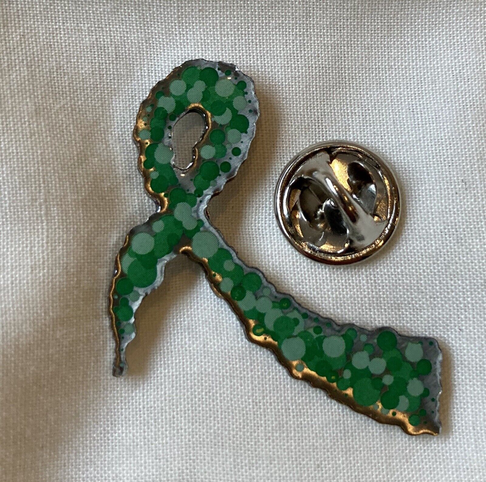 ***NEW*** Glaucoma awareness ribbon green pin badge / brooch. Charity