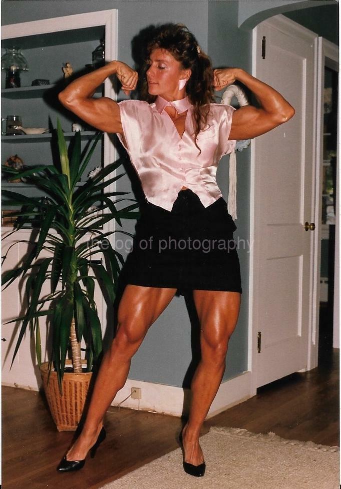 FEMALE BODYBUILDER 80\'s 90\'s FOUND PHOTO Color MUSCLE WOMAN Original EN 111 25 O
