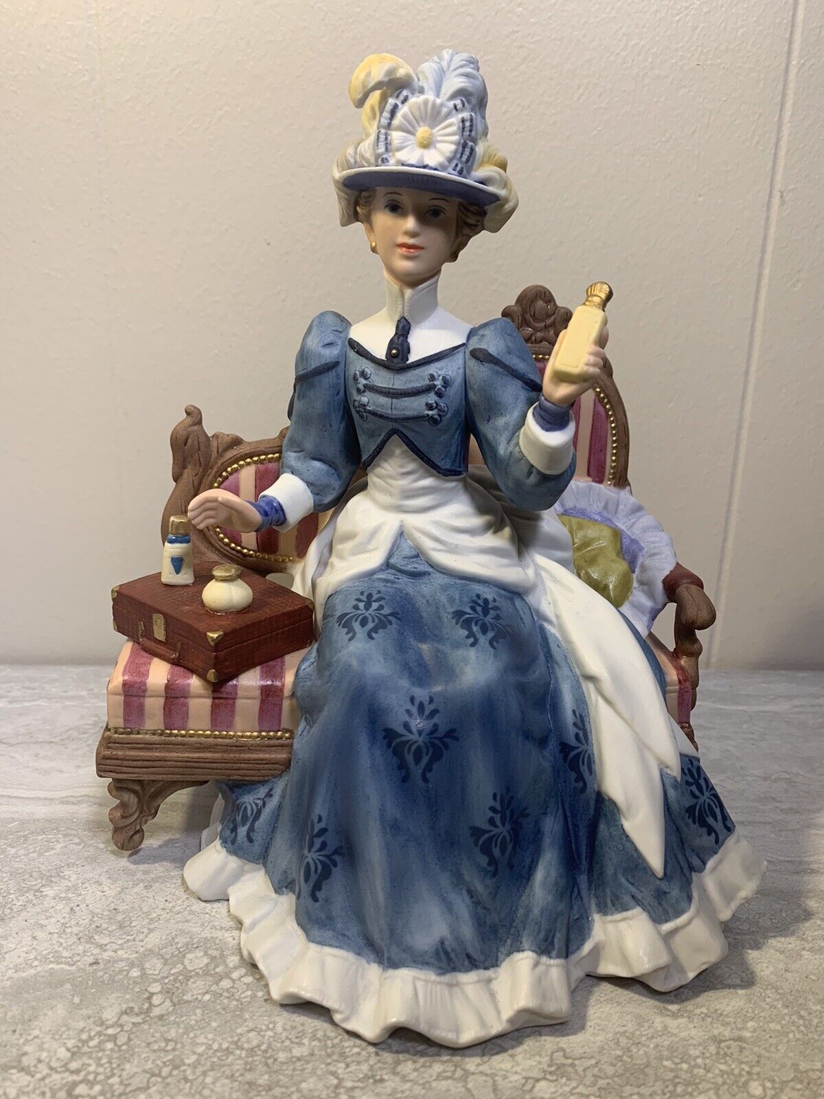 Avon Mrs Albee 1992 Star Presidents Club Porcelain Figurine On Antique Settee