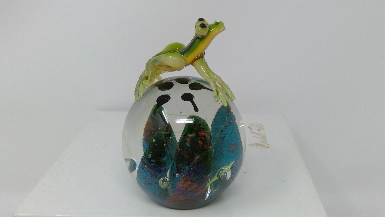 Beautiful Dynasty Gallery Glass Paperweight With Applied Frog on Top