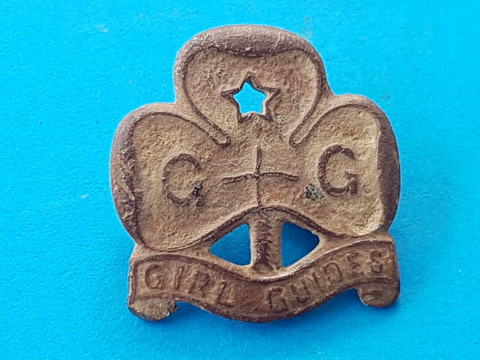 Nice little complete Girl Guides badge found in England uncleaned con. L89
