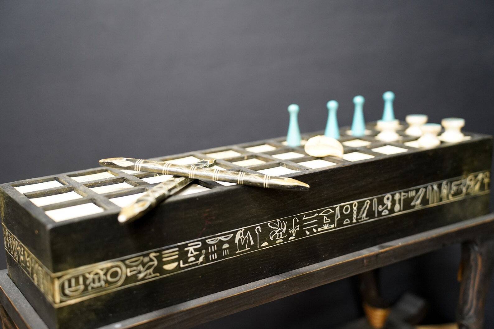 Senet Pharaonic - Ancient Egyptian Board Game of Strategy