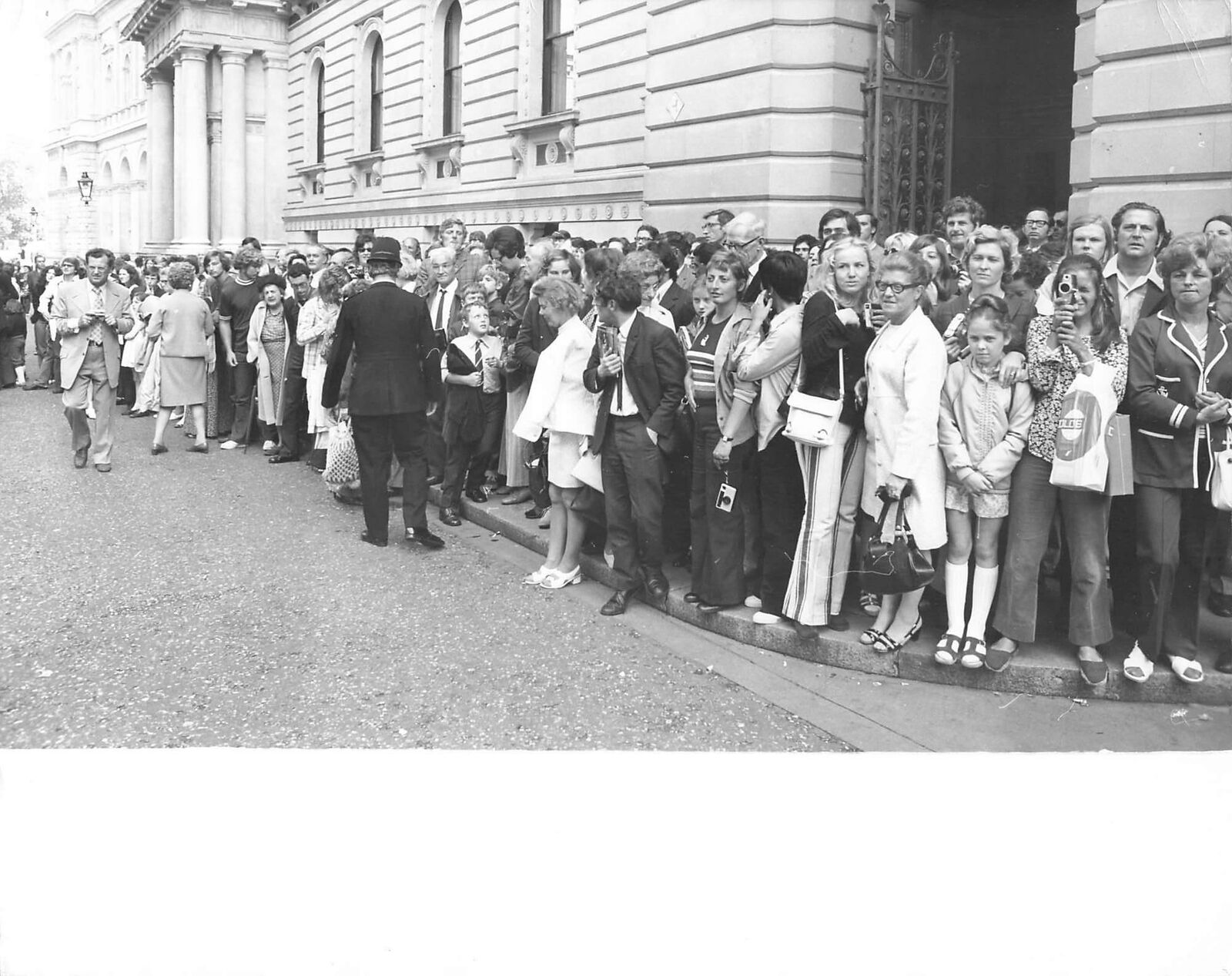 1972 Press Photo Crowd Gathered Downing Street Anti Inflationary CBI TUC Talks