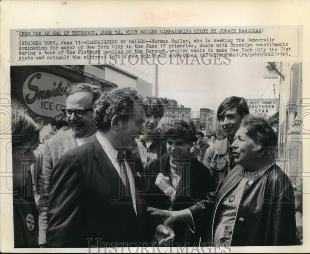 1969 Press Photo Norman Mailer chats with Brooklyn constituents - hcw31903