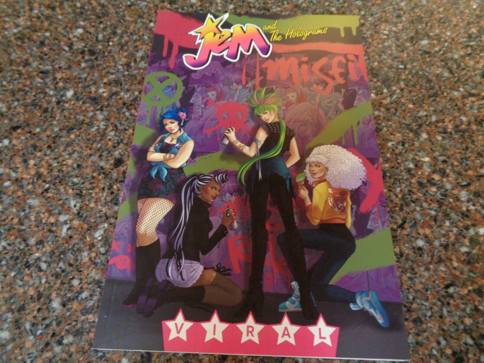 Jem and the Holograms Volume 2: Viral (Paperback, Brand New) IDW