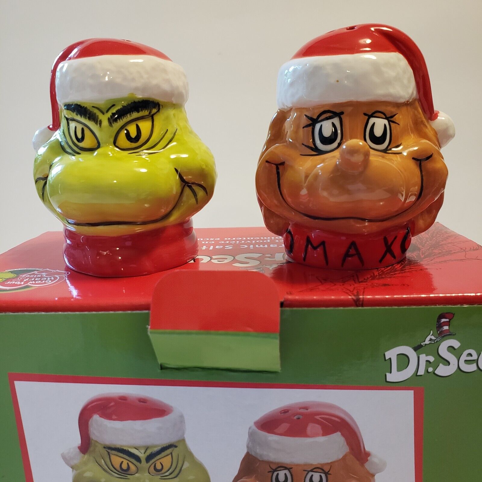Dr Seuss NEW The Grinch & Max Santa Hat Sculpted Ceramic Salt & Pepper Shakers