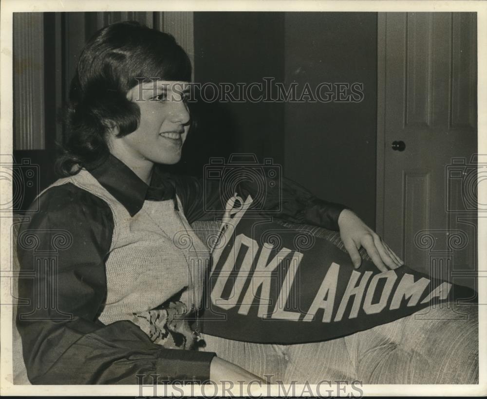 1971 Press Photo Gwenn Fairbanks, Daughter of Oklahoma Coach - nob02538