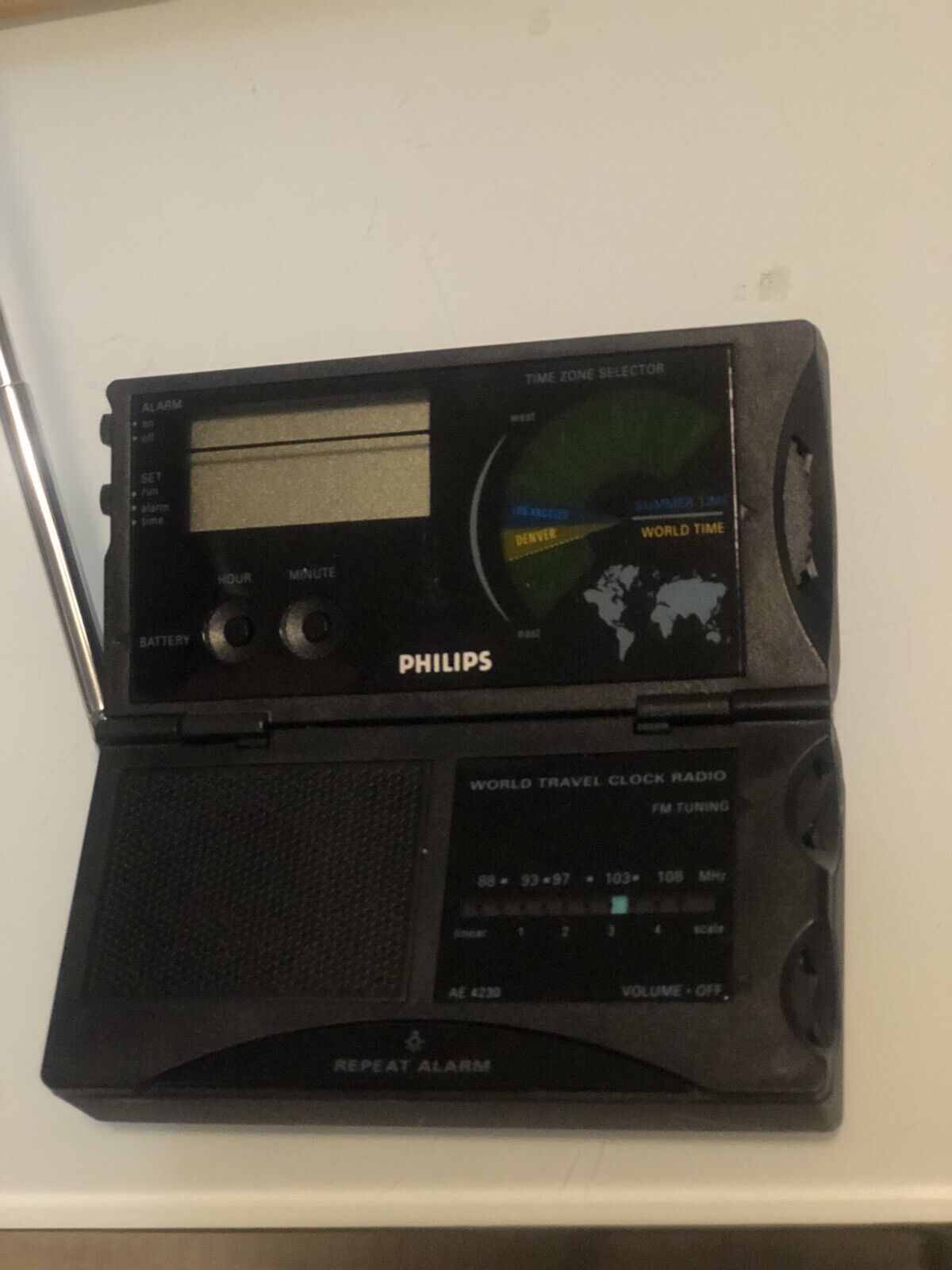 Philips AE 4230 00 Travel Alarm Clock Radio World Time AE4230 TESTED WORKS -read