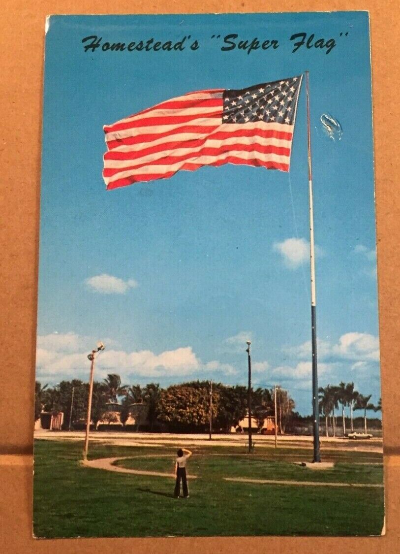 VINT 1981 USED POSTCARD - HOMESTEAD\'S SUPER FLAG FLORIDA - DENT NEXT TO THE FLAG