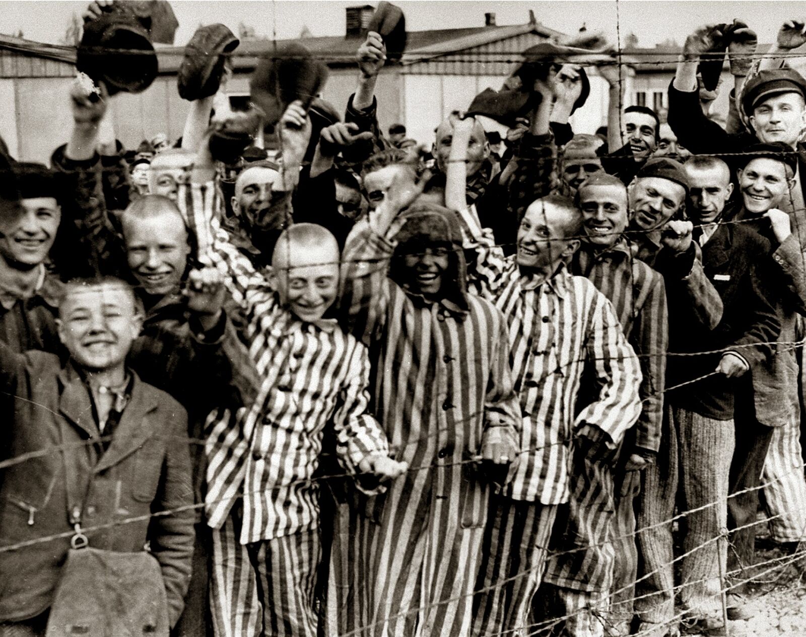 WW2 LIBERATED PRISONERS at DACHAU Photo  (177-S )