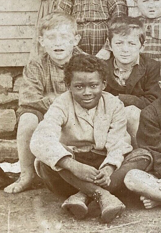 RARE AFRICAN AMERICAN STUDENTS w/ BAREFOOT CLASSMATES 1 ROOM SCHOOL HOUSE 1906