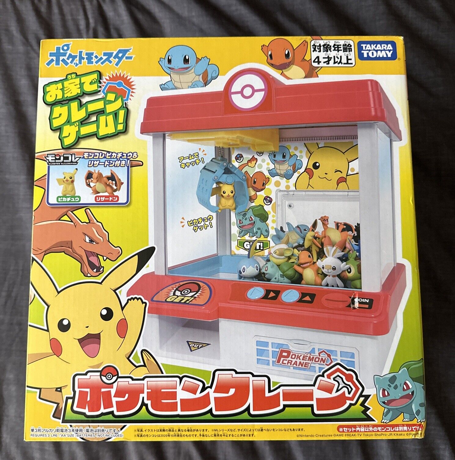 TOMY Pokemon Crane Game Machine with Mini Figures Included - Pikachu Charizard