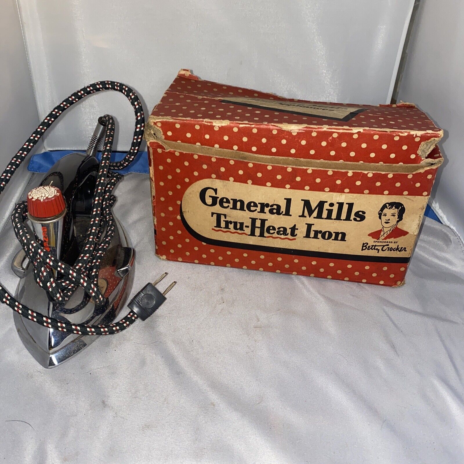 Vintage General Mills GM 1B Tru Heat Clothing Iron W/ Original Box, Working