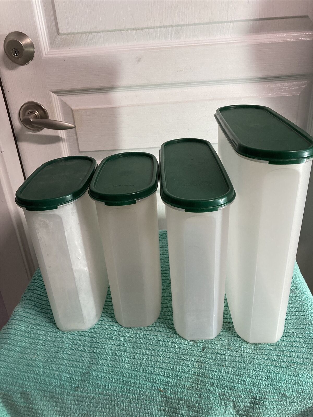 Lot Of 4 Tupperware Containers 2399A4,2401B2, 2x 2401B1 w Lids - 