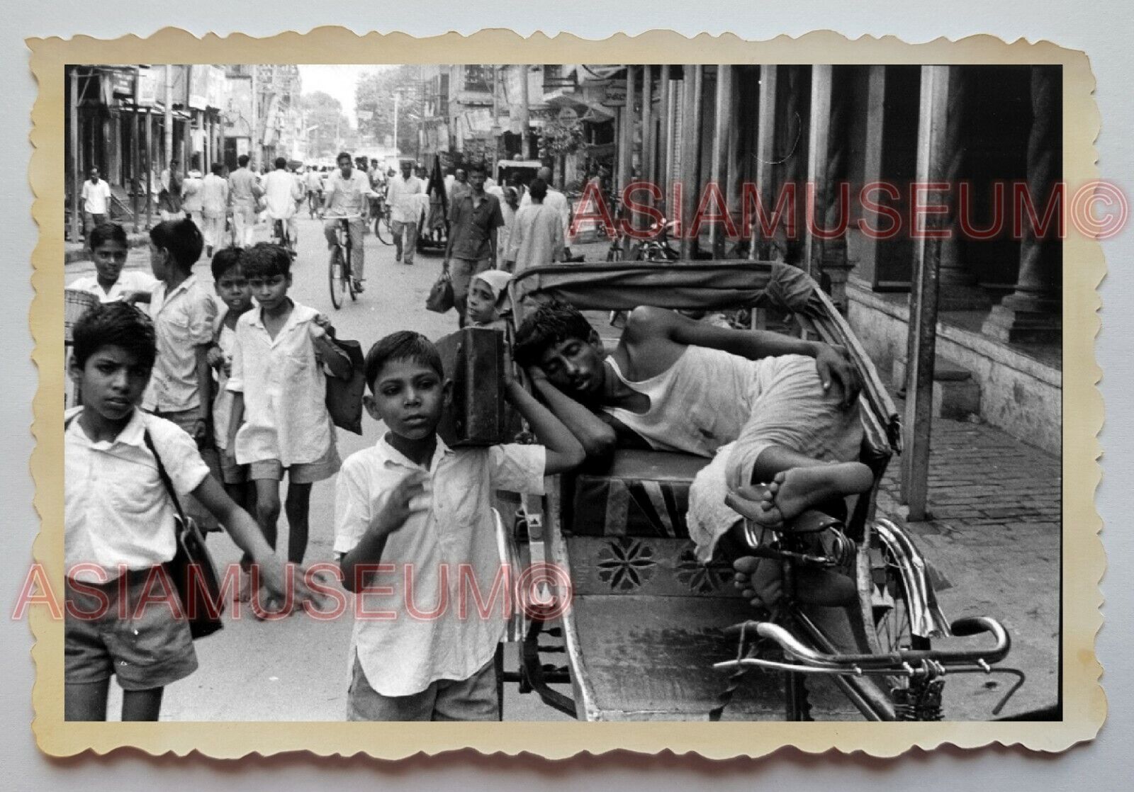 1940s Calcutta Men Trishaw Street Scene School Boys Vintage INDIA Photo #1149