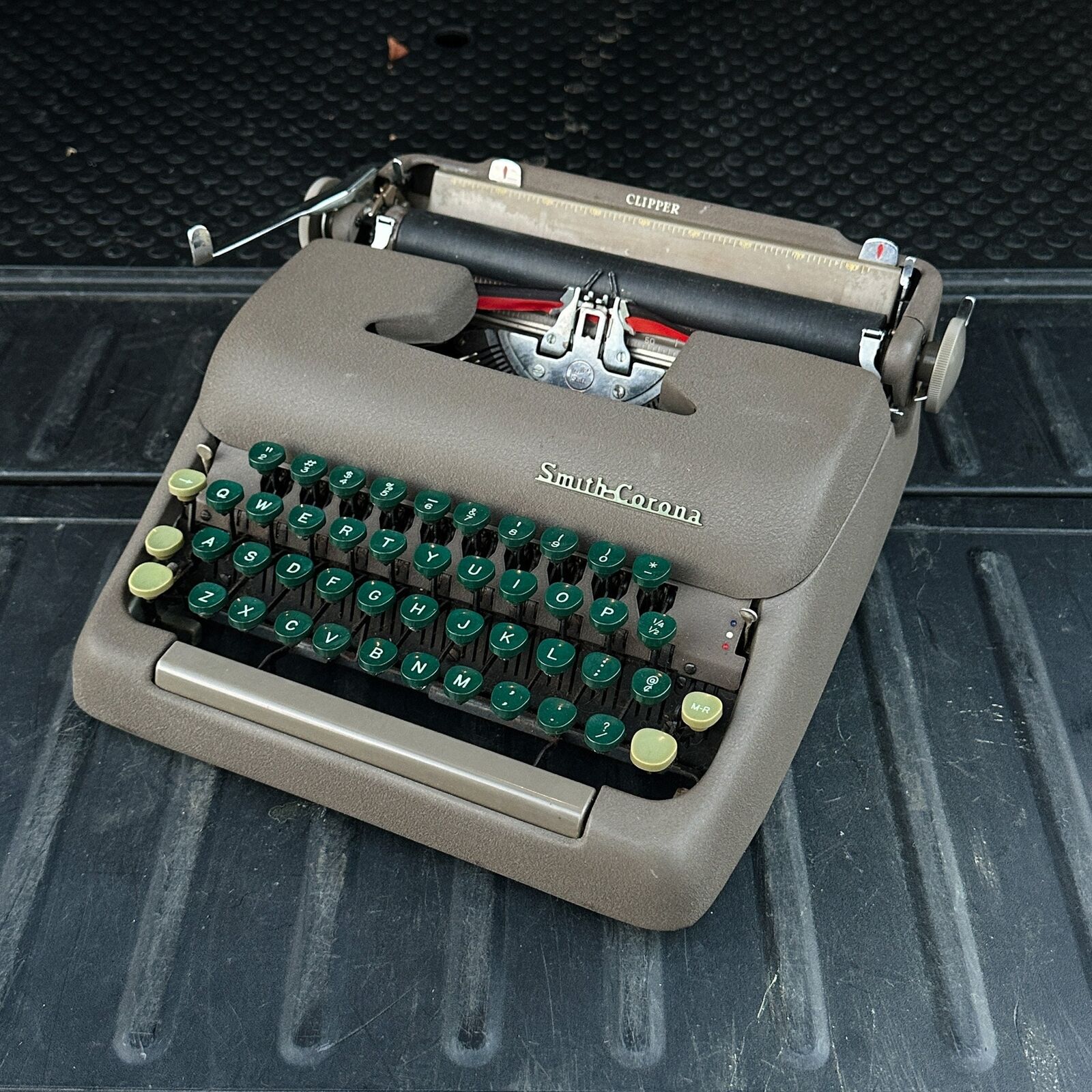 1950s Smith Corona Clipper Portable Typewriter in Working Condition With Case