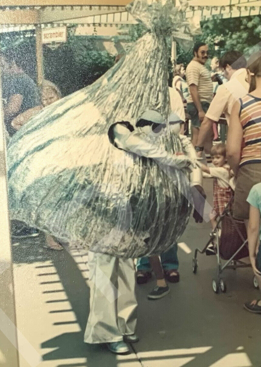 1978 HERSHEYPARK HERSHEY CHOCOLATE KISS CHARACTER Vtg Amusement Park Photo PA