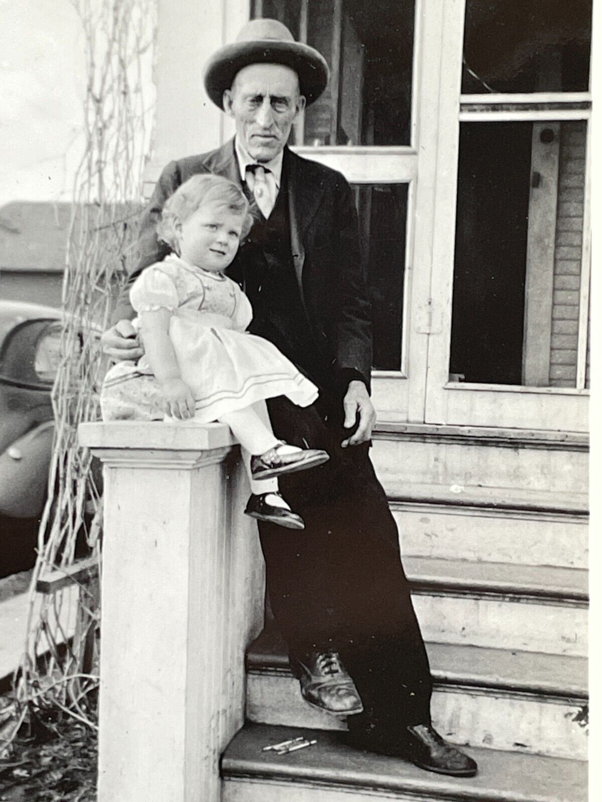 V9 Photograph Old Man With Girl 1938 Porch Steps