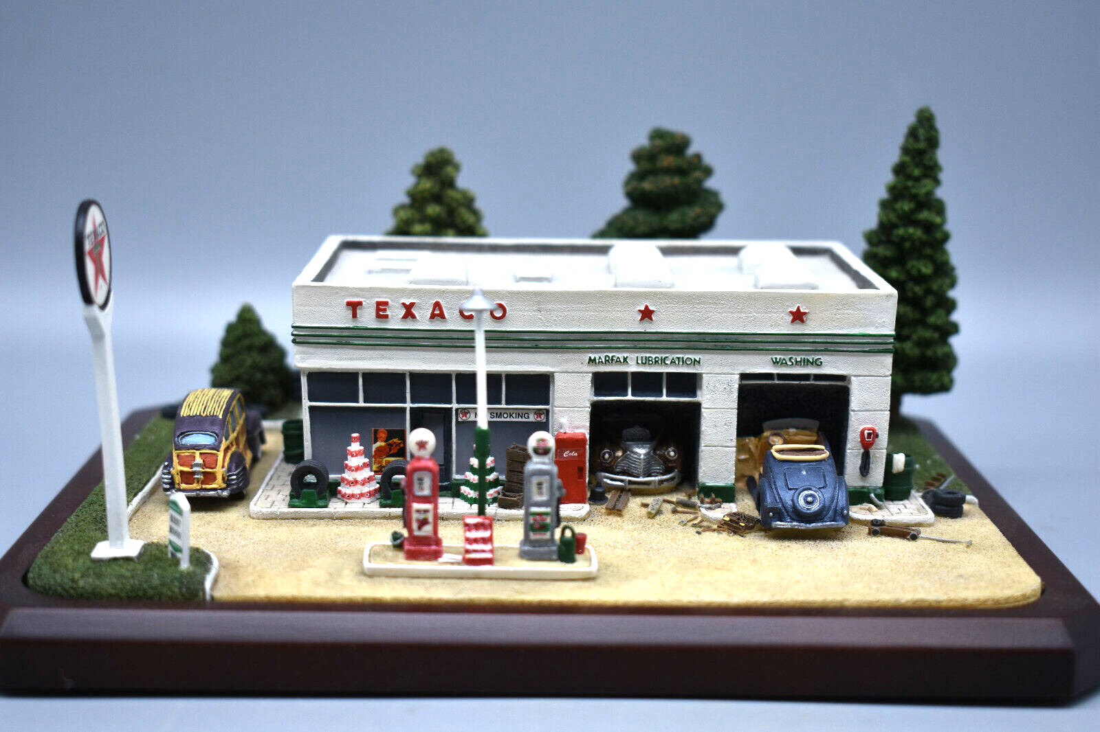 Vintage Danbury Mint Texaco Station Diorama  Great Condition.  Complete.