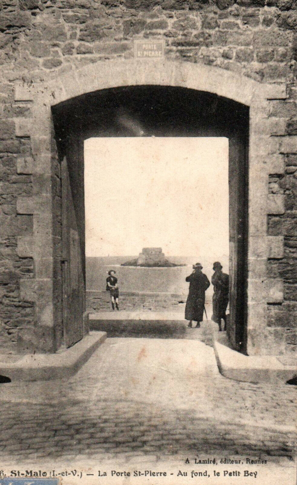 CPA 35 - SAINT-MALO (Ille et V.) - 36. Porte St-Pierre - in the background, the Petit Bey